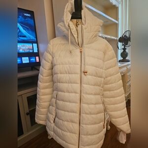 Ladies puffy white jacket